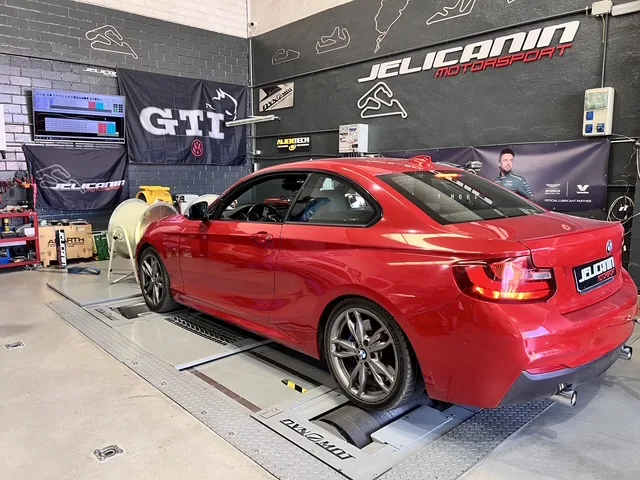 BMW Serie 2 M235i en el banco de potencia DynoMot 4x4 de Jelicanin Motorsport