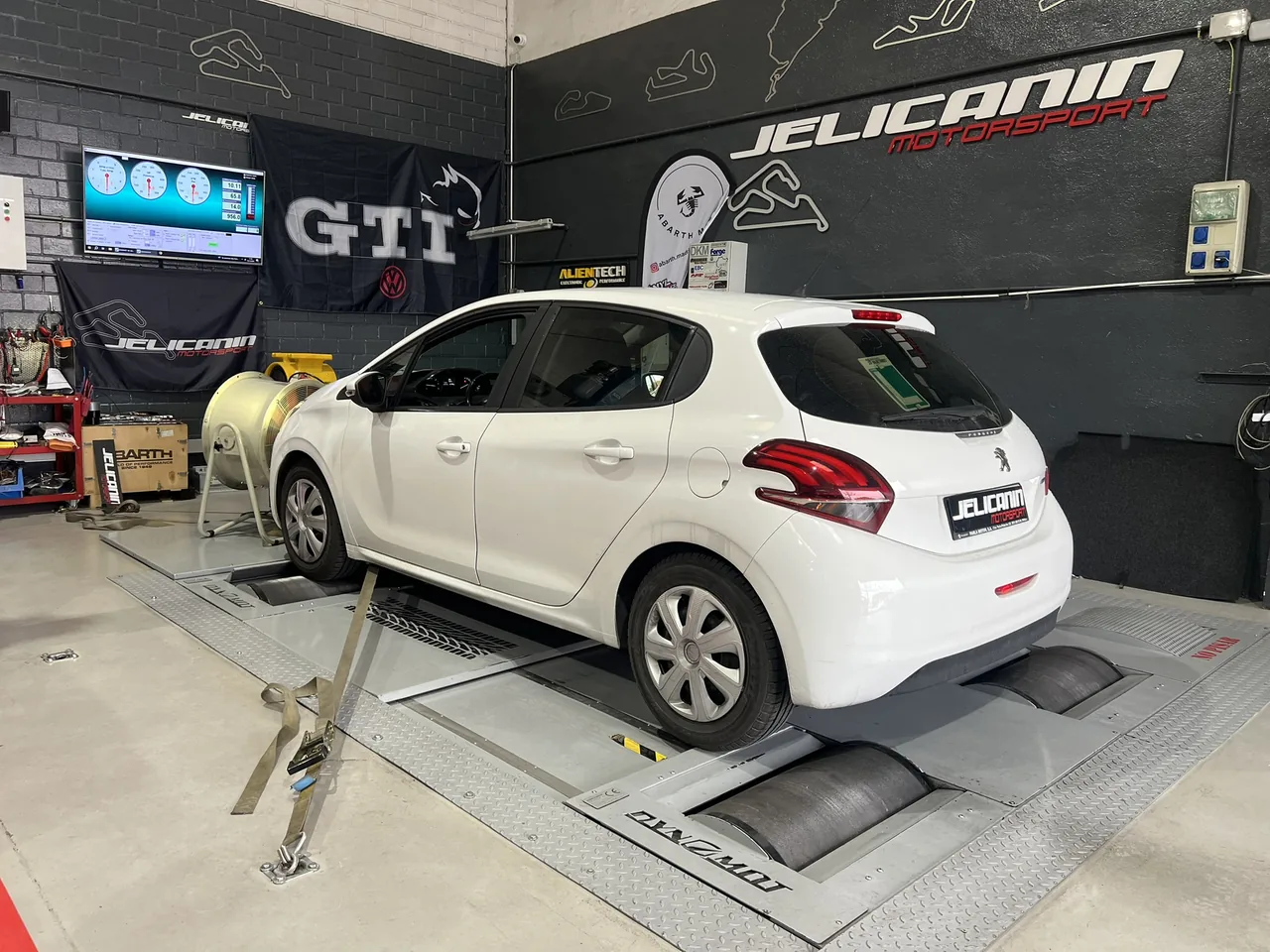 Peugeot 208 1.6 BlueHDi 75 en el banco de potencia DynoMot 4x4 de Jelicanin Motorsport