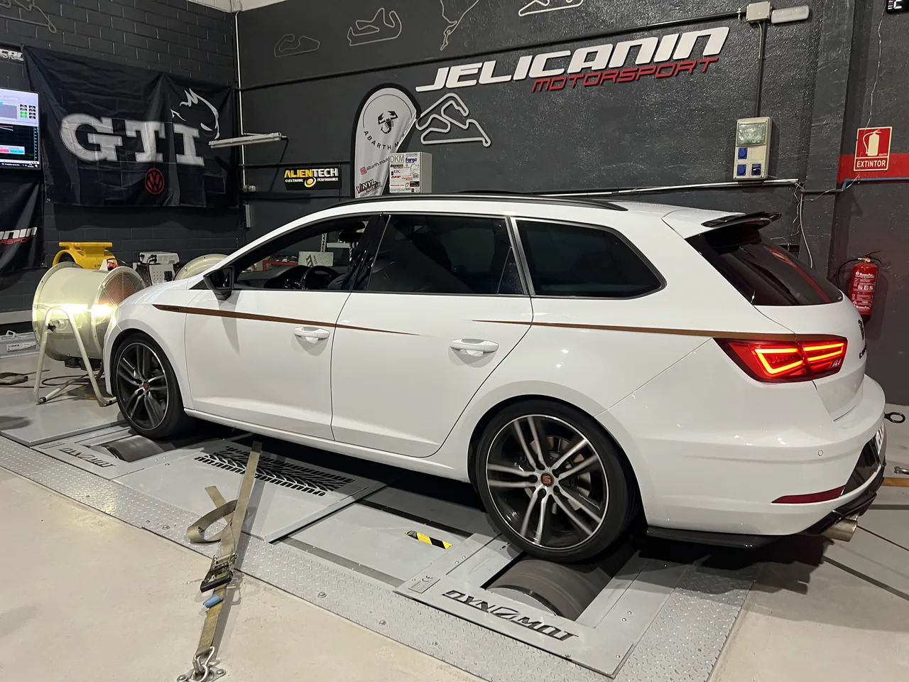 SEAT Leon 2.0 TSI Cupra 300 en el banco de potencia DynoMot 4x4 de Jelicanin Motorsport