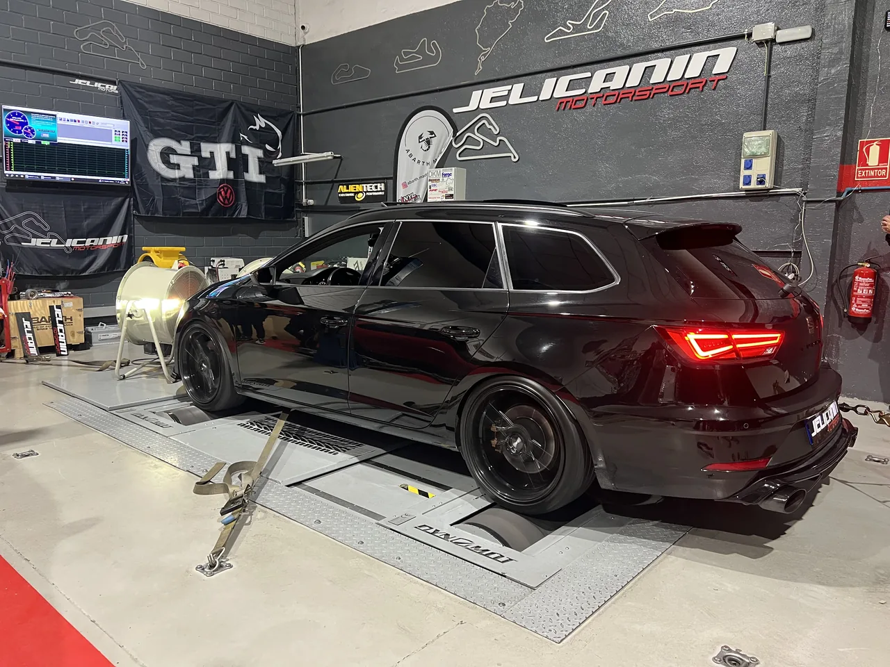 SEAT Leon 2.0 TSI Cupra 300 en el banco de potencia DynoMot 4x4 de Jelicanin Motorsport