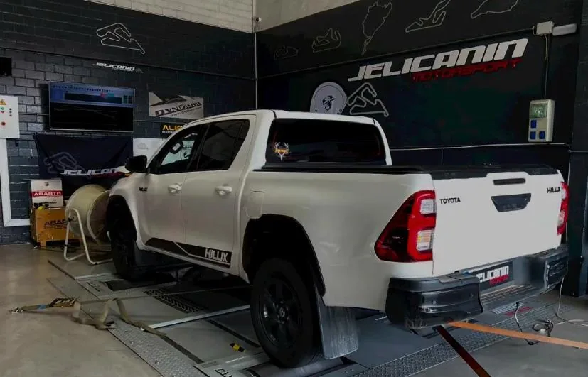 Toyota Hilux 2.4 D-4D en el banco de potencia DynoMot 4x4 de Jelicanin Motorsport