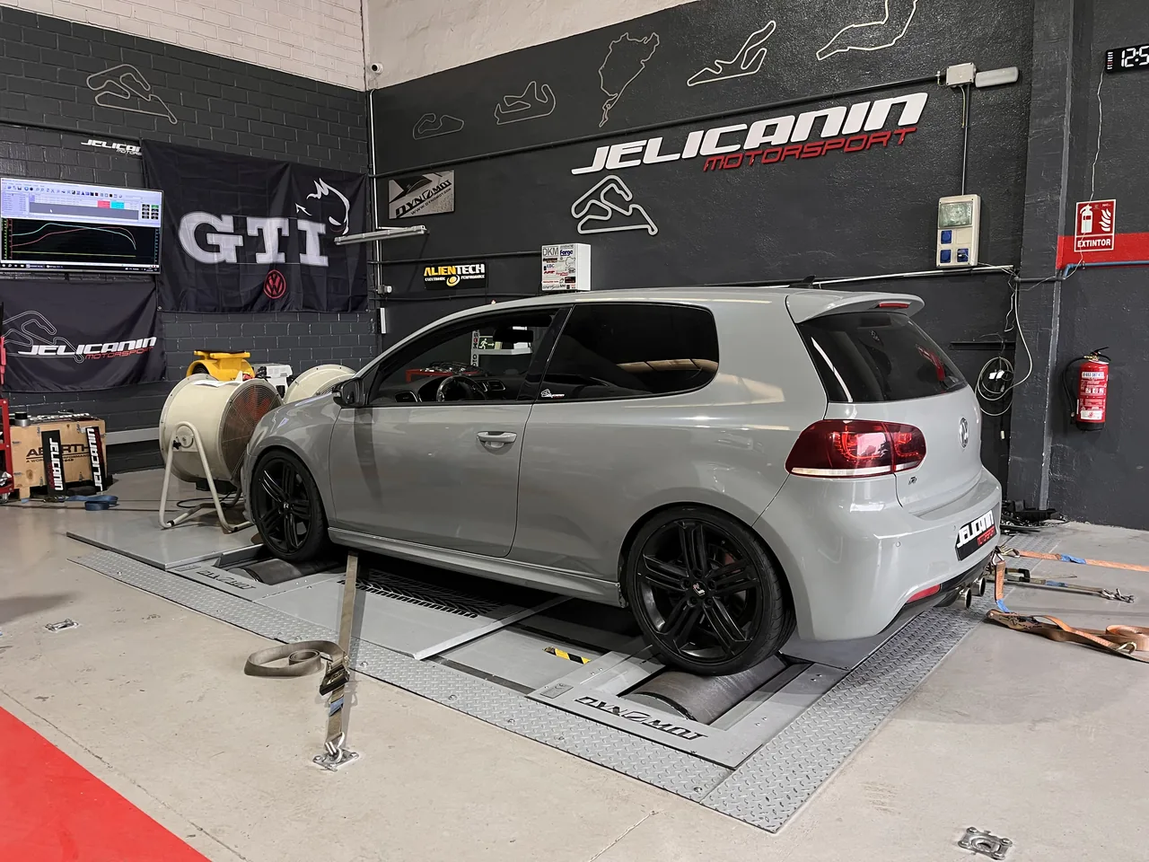 Volkswagen Golf 2.0 TSI R en el banco de potencia DynoMot 4x4 de Jelicanin Motorsport