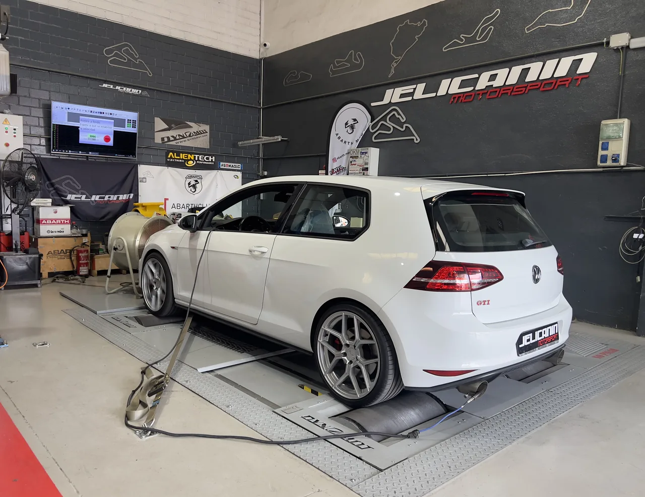 Volkswagen Golf 2.0 TSI GTI Performance en el banco de potencia DynoMot 4x4 de Jelicanin Motorsport