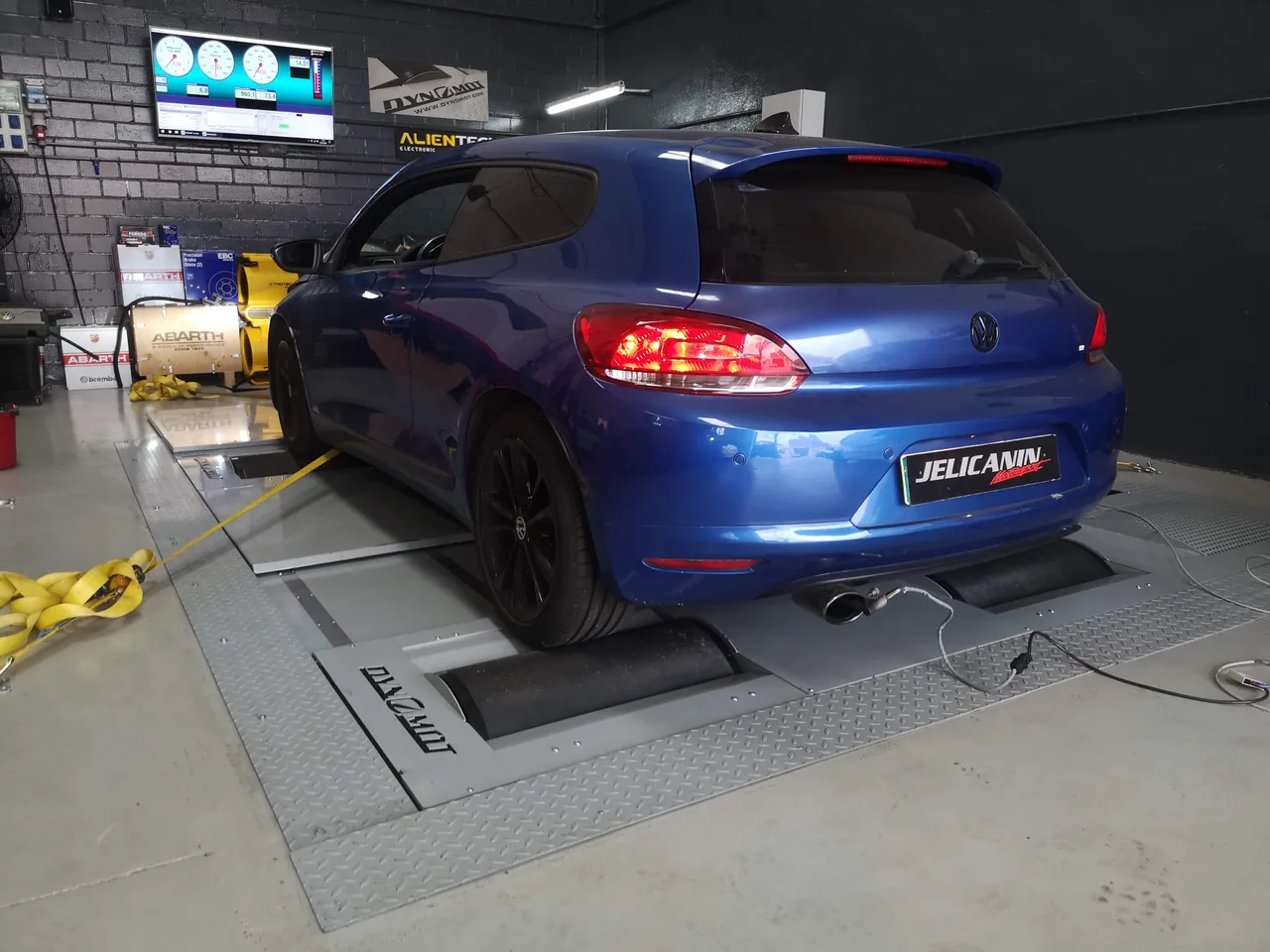 Volkswagen Scirocco 2.0 TSI 200 en el banco de potencia DynoMot 4x4 de Jelicanin Motorsport
