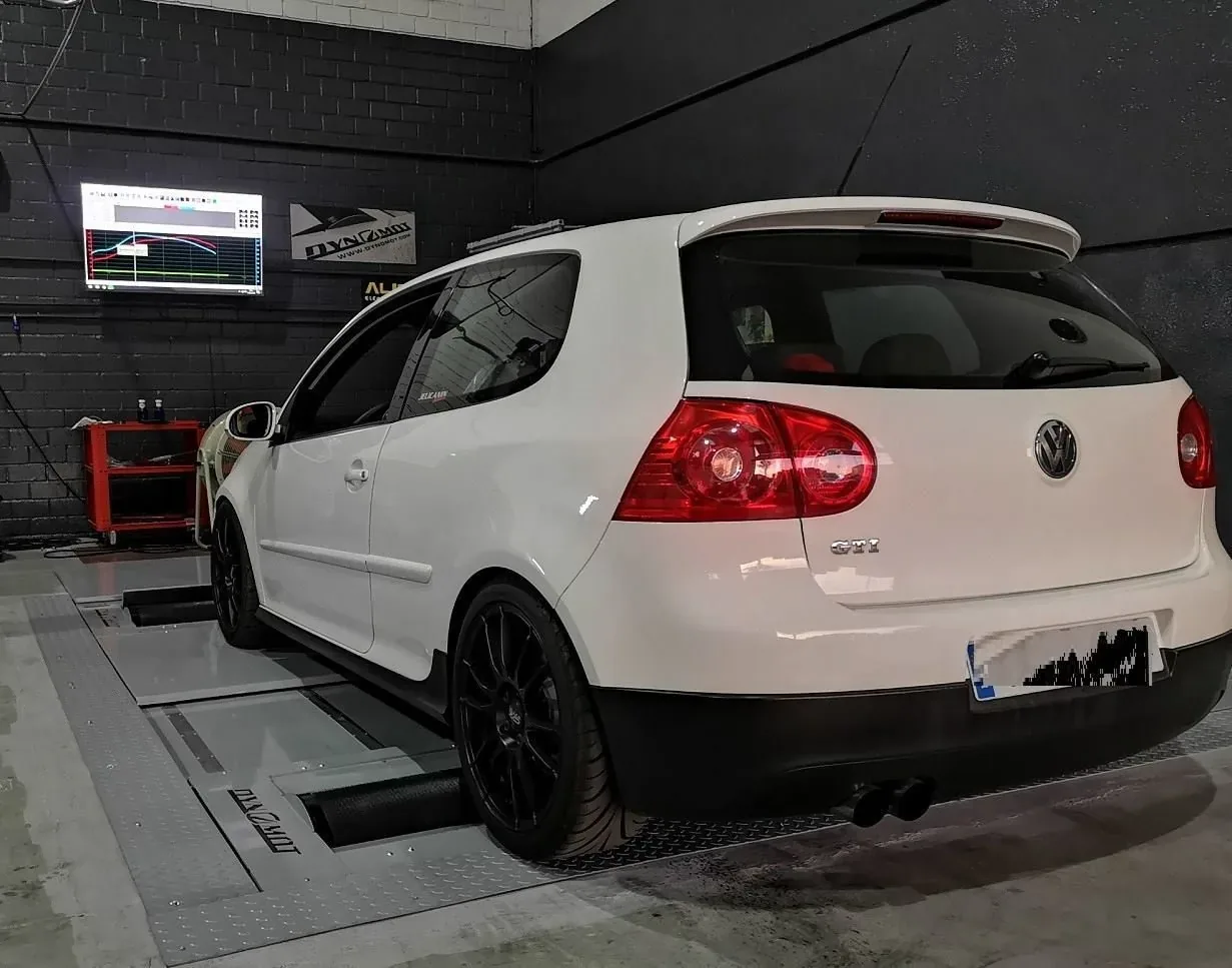 VW Golf VI en banco
