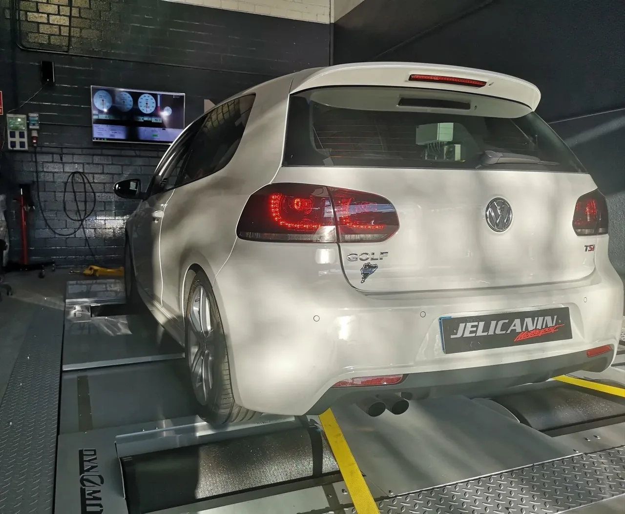Golf blanco en banco