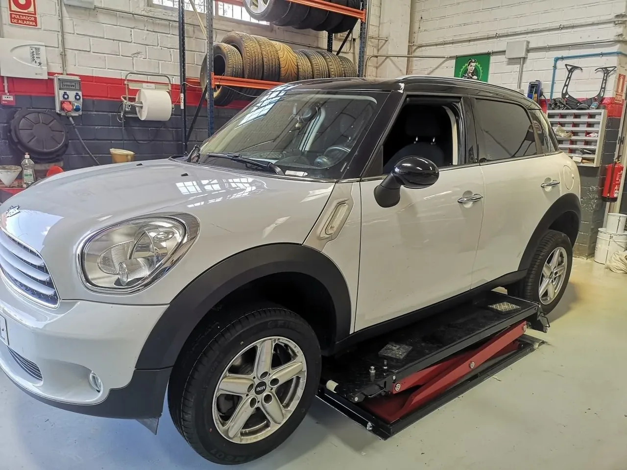 Mini Countryman en elevador