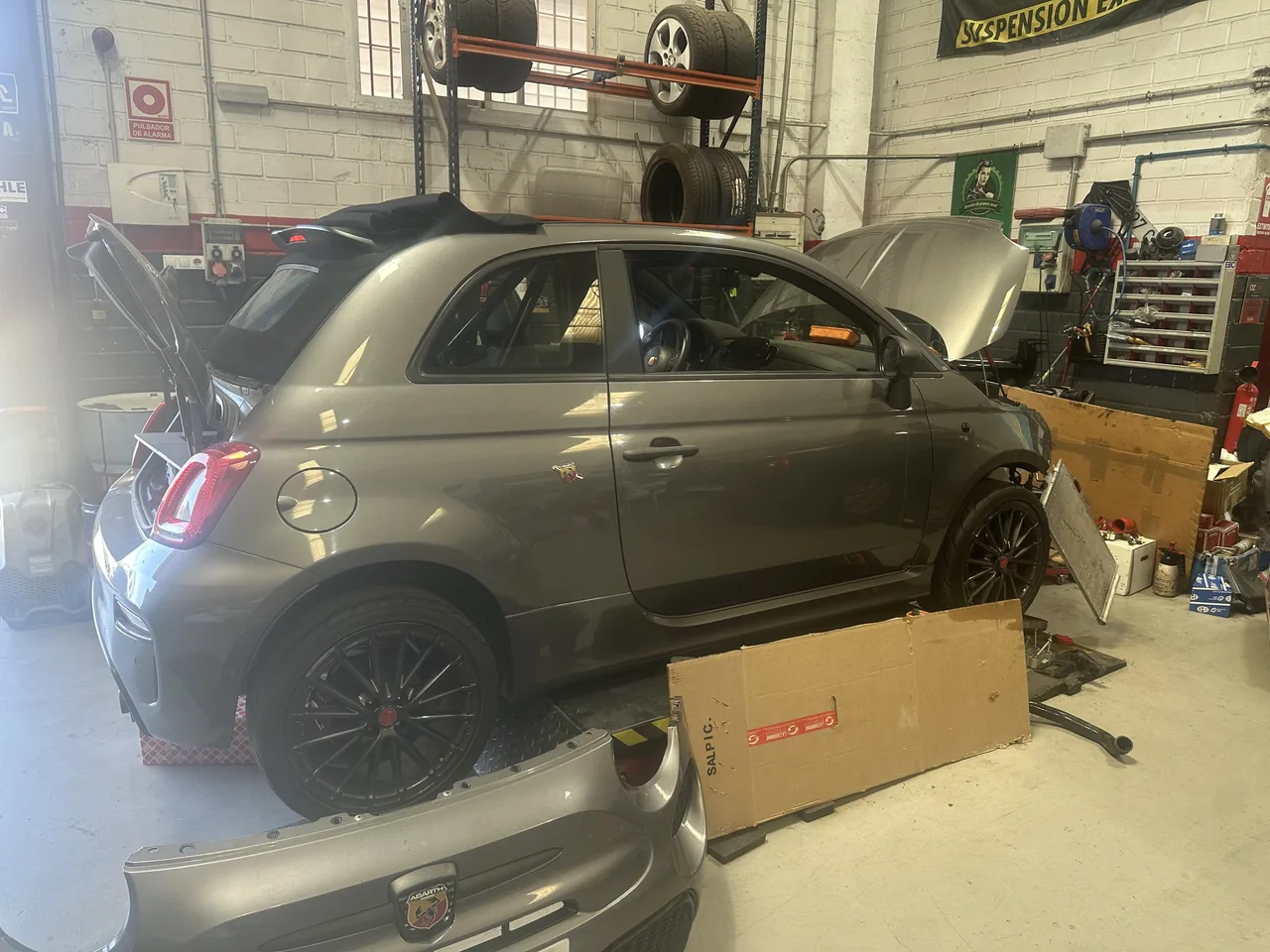 Abarth 595 con el frontal desmontado