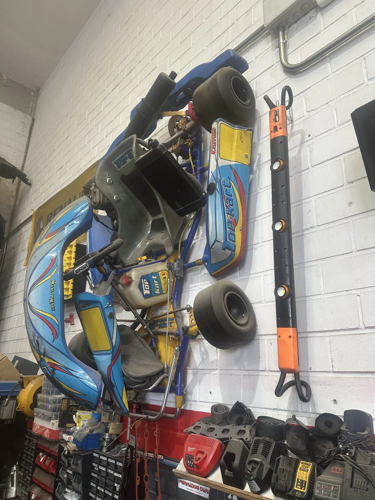El Top Kart colgado en la pared del taller