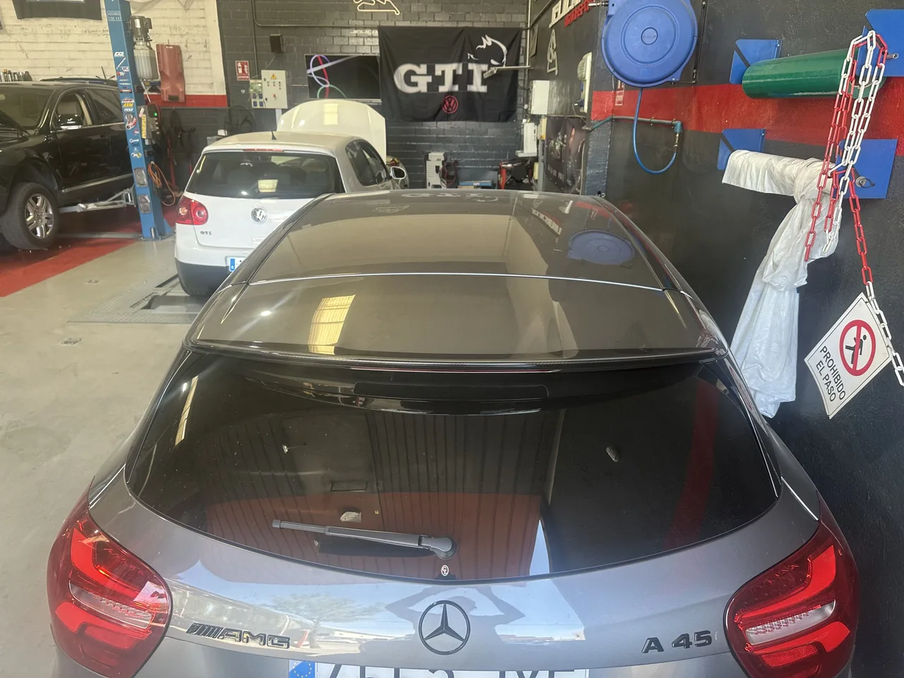 Mercedes-AMG A 45 y Golf GTI en el taller
