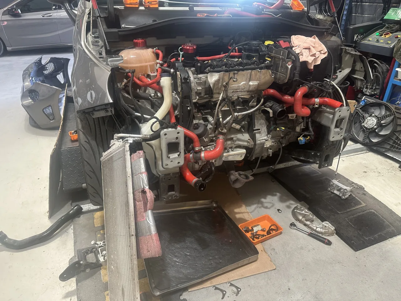 Vano motor del Abarth 595: frontal fuera y manguitos de silicona